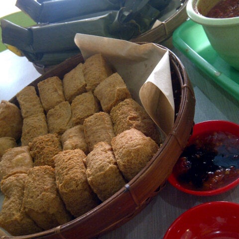 Tahu Citarasa, 1. Rumah Makan Saung Teko, 2. Rumah Makan Sawargi, 3. Tahu Palasari Sumedang, 4. Tahu Jembar Manah Samoja, 5. Rumah Makan Joglo Sumedang, 6. Sate Iting, 7. Rumah Makan Alam Sari, 8. Tahu Citarasa, 9. Rumah Makan Saung Cibingbin 2, 10. Ladang View Margalaksana, 11. Pizza Bugen Hj. Atikah, 12. Rumah Makan Ponyo di Sumedang, 13. Rumah Makan Kartika, 14. Rumah Makan Cahaya Sari, 15. Rumah Makan Organik Saung Nini, 16. Rumah Makan Khas Sunda Cibiuk, 17. Mayasi Sumedang, 18. Saung Alam Flora, 19. Tahu Bungkeng 1917, 20. Tutug Oncom KAJOJO, 21. Rumah Makan Cahaya Sari Gepuk Ma Acih, 22. Warung Nasi Sederhana Hj Erat, 23. Soto Edo Dan Gule, 24. Waroeng Hotplate, 25. Dapur Seafood