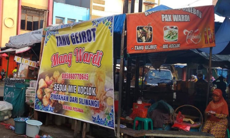 Tahu Gejrot Pak Wardi, 1. Warung Nasi Jamblang Ibu Nur, 2. Empal Gentong H. Apud Pusat, 3. Nasi Jamblang Mang Dul, 4. Restoran Klapa Manis, 5. Urban Chicken, 6. Rumah Makan Ayam Goreng Bahagia 71 Hj.Sunarti, 7. H. Moel Seafood Pusat Cirebon, 8. Nasi Lengko Haji Barno, 9. Lombok Idjo Cirebon, 10. Warung Bubur M Thoha, 11. Salt Sunda &amp; Seafood, 12. Kampung Kecil Cirebon, 13. CHENG HO RESTO, 14. Pedesan Entog Mas Nana Megu Gede, 15. Restoran Marina, 16. Mie Petruk, 17. Rumah Makan Nelayan Jaya, 18. Resto Batik Chicken, 19. RM. Karunia Jaya Kartini, 20. Nasi Kuning Pekalangan, 21. Gado-Gado Ayam Mang Djum, 22. Resto Al Mumtaz, 23. Gokana Ramen &amp; Teppan CSB Mall, 24. Sate Kalong (Kerbau) Bpk. Karyadi, 25. Arirang Korean Restoran, 26. Mie Koclok “Mang Sam” Pekiringan, 27. Tahu Gejrot Pak Wardi, 28. Raja Dimsum