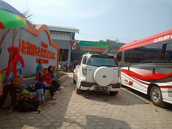Tahu Jembar Manah Samoja via Tripadvisor, 1. Rumah Makan Saung Teko, 2. Rumah Makan Sawargi, 3. Tahu Palasari Sumedang, 4. Tahu Jembar Manah Samoja, 5. Rumah Makan Joglo Sumedang, 6. Sate Iting, 7. Rumah Makan Alam Sari, 8. Tahu Citarasa, 9. Rumah Makan Saung Cibingbin 2, 10. Ladang View Margalaksana, 11. Pizza Bugen Hj. Atikah, 12. Rumah Makan Ponyo di Sumedang, 13. Rumah Makan Kartika, 14. Rumah Makan Cahaya Sari, 15. Rumah Makan Organik Saung Nini, 16. Rumah Makan Khas Sunda Cibiuk, 17. Mayasi Sumedang, 18. Saung Alam Flora, 19. Tahu Bungkeng 1917, 20. Tutug Oncom KAJOJO, 21. Rumah Makan Cahaya Sari Gepuk Ma Acih, 22. Warung Nasi Sederhana Hj Erat, 23. Soto Edo Dan Gule, 24. Waroeng Hotplate, 25. Dapur Seafood