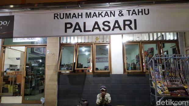 Tahu Palasari Sumedang via Detik, 1. Rumah Makan Saung Teko, 2. Rumah Makan Sawargi, 3. Tahu Palasari Sumedang, 4. Tahu Jembar Manah Samoja, 5. Rumah Makan Joglo Sumedang, 6. Sate Iting, 7. Rumah Makan Alam Sari, 8. Tahu Citarasa, 9. Rumah Makan Saung Cibingbin 2, 10. Ladang View Margalaksana, 11. Pizza Bugen Hj. Atikah, 12. Rumah Makan Ponyo di Sumedang, 13. Rumah Makan Kartika, 14. Rumah Makan Cahaya Sari, 15. Rumah Makan Organik Saung Nini, 16. Rumah Makan Khas Sunda Cibiuk, 17. Mayasi Sumedang, 18. Saung Alam Flora, 19. Tahu Bungkeng 1917, 20. Tutug Oncom KAJOJO, 21. Rumah Makan Cahaya Sari Gepuk Ma Acih, 22. Warung Nasi Sederhana Hj Erat, 23. Soto Edo Dan Gule, 24. Waroeng Hotplate, 25. Dapur Seafood