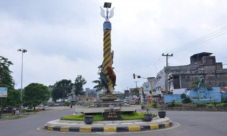 Tugu Tapah Malenggang Batanghari via Infobatanghari.wordpresscom, 1. Taman Payung, 2. Taman Bunga Talang Bukit, 3. Bukit Ilalang, 4. Sungai Batanghari, 5. Taman Remaja Tembesi, 6. Danau Puri Indah, 7. Pasar Muara Tembesi, 8. Lapangan Garuda, 9. Puri Rimbo Bulian, 10. Tugu Tapah Malenggang Batanghari, 11. Danau Biru, 12. Danau Ugo, 13. Kembang Langit, 14. Bukit Cinta Danau Embat, 15. Taman Wisata Sungai Bujang, 16. Danau Letang Jaya