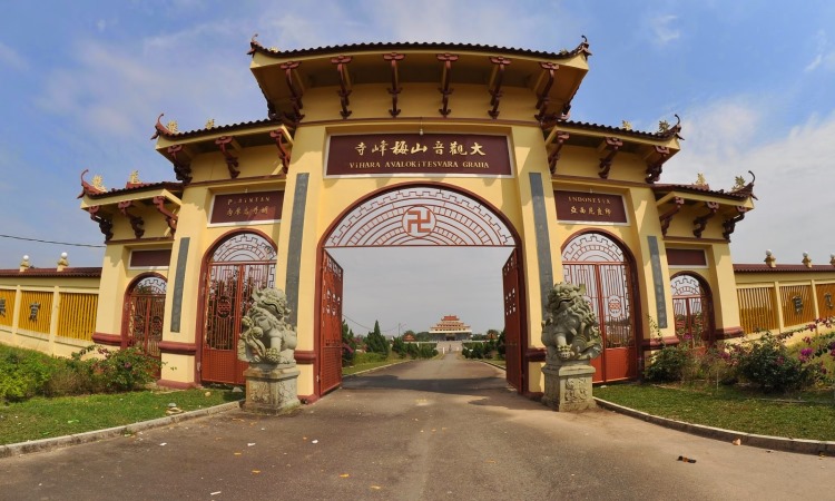 Vihara Avalokitesevara, 1. Pantai Trikora, 2. Pelabuhan Bandar Bentan Telani, 3. Rumah Arang, 4. Gurun Pasir Busung, 5. Crystal Lagoon, 6. Air Adventure Flying Club Bintan, 7. Danau Biru, 8. Vihara Patung 1000 Wajah, 9. Hutan Mangrove, 10. Pantai Sakera, 11. Vihara Avalokitesevara, 12. Pulau Penyusuk, 13. Aroma River Spa, 14. Pulau Penyengat, 15. Pulau Beralas Pasir, 16. Tasik Divers Bintan, 17. Gunung Bintan, 18. Lagoi, 19. MV Doulos Phos, 20. Pantai Impian, 21. Pantai Senggiling, 22. Air Terjun Gunung Bintan, 23. Penangkaran Penyu White Sands Island, 24. Treasure Bay