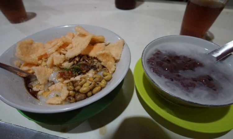 Warung Bubur M Thoha via Pergidulu, 1. Warung Nasi Jamblang Ibu Nur, 2. Empal Gentong H. Apud Pusat, 3. Nasi Jamblang Mang Dul, 4. Restoran Klapa Manis, 5. Urban Chicken, 6. Rumah Makan Ayam Goreng Bahagia 71 Hj.Sunarti, 7. H. Moel Seafood Pusat Cirebon, 8. Nasi Lengko Haji Barno, 9. Lombok Idjo Cirebon, 10. Warung Bubur M Thoha, 11. Salt Sunda &amp; Seafood, 12. Kampung Kecil Cirebon, 13. CHENG HO RESTO, 14. Pedesan Entog Mas Nana Megu Gede, 15. Restoran Marina, 16. Mie Petruk, 17. Rumah Makan Nelayan Jaya, 18. Resto Batik Chicken, 19. RM. Karunia Jaya Kartini, 20. Nasi Kuning Pekalangan, 21. Gado-Gado Ayam Mang Djum, 22. Resto Al Mumtaz, 23. Gokana Ramen &amp; Teppan CSB Mall, 24. Sate Kalong (Kerbau) Bpk. Karyadi, 25. Arirang Korean Restoran, 26. Mie Koclok “Mang Sam” Pekiringan, 27. Tahu Gejrot Pak Wardi, 28. Raja Dimsum