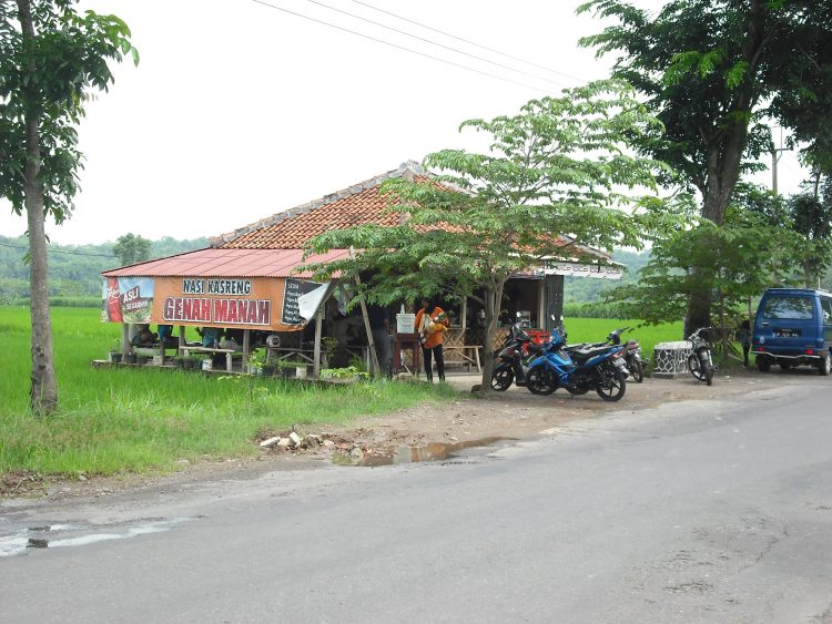 Warung Kasreng Luragung via Wikimedia