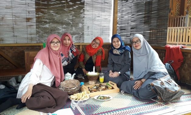 Warung Nasi Halaman via IG @widyanovayanti, 1. Saung Ranggon, 2. Mie Bakso Laksana, 3. Rumah Makan Saung Gunung Jati, 4. Nini Anteh Warung Sangu Tasik, 5. Rumah Makan Ampera, 6. Kupat Tahu Mangunreja, 7. Saung Hegarsari, 8. RM. Lembur Konang, 9. RM. Saung Jembar, 10. Warung Nasi Ampera, 11. Bubur Ayam Kalektoran H. Zenal, 12. Warung Nasi Hj Ocoh, 13. Warung Nasi Halaman, 14. Soto Ayam Pataruman, 15. Saung Botram Biotirta, 16. Rumah Makan Pantai Dadaha, 17. Osaka Sushi Tasikmalaya, 18. Nasi TO Tutug Oncom Kalektoran, 19. Nasi Cikur Teh Rena / Utep, 20. Pecel Oranye Asli