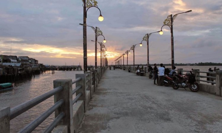 Jembatan WFC Kuala Tungkal via Jambi-Independent - Tempat Wisata Di Tanjung Jabung Barat, 1. Taman Wisata Lestari Indah, 2. Pantai Pangkal Babu, 3. Waterfront City, 4. Tungkal Ancol Beach, 5. Danau Hijau, 6. Bukit Senyum, 7. Kolam Renang Alam Asri, 8. Air Terjun 12 Tingkat Sungai Lengginai, 9. Air Terjun Calista Irawan, 10. Air Terjun Taman Raja, 11. Air Terjun Lingkis, 12. Air Terjun Bukit Pinang Bawah, 13. Jembatan WFC Kuala Tungkal, 14. Masjid Besar Suryah Khairudin, 15. Taman Nasional Bukit 30, 16. Air Terjun Seng, 17. Hutan Mangrove, 18. Wisata Umo Cinto , 19. Pematang Genting