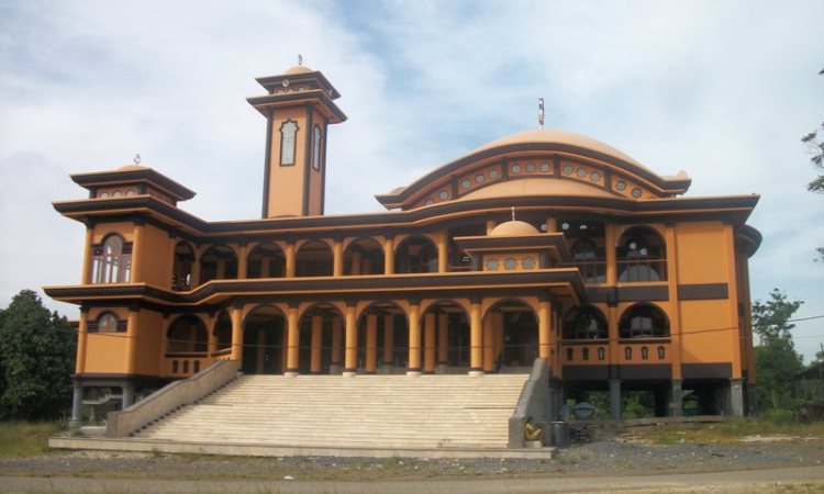 Masjid Besar Suryah Khairudin via Detik - Tempat Wisata Di Tanjung Jabung Barat, 1. Taman Wisata Lestari Indah, 2. Pantai Pangkal Babu, 3. Waterfront City, 4. Tungkal Ancol Beach, 5. Danau Hijau, 6. Bukit Senyum, 7. Kolam Renang Alam Asri, 8. Air Terjun 12 Tingkat Sungai Lengginai, 9. Air Terjun Calista Irawan, 10. Air Terjun Taman Raja, 11. Air Terjun Lingkis, 12. Air Terjun Bukit Pinang Bawah, 13. Jembatan WFC Kuala Tungkal, 14. Masjid Besar Suryah Khairudin, 15. Taman Nasional Bukit 30, 16. Air Terjun Seng, 17. Hutan Mangrove, 18. Wisata Umo Cinto , 19. Pematang Genting