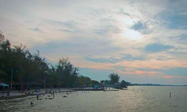 Pantai Cermin, 1. Pantai Romantis, 2. Pantai Pondok Permai, 3. Pantai Mutiara Indah, 4. Pantai Klang, 5. Pantai Cermin, 6. Wisata Pinggir Laut, Kampoeng Nipah, 7. Pantai Gudang Garam, 8. Pantai Sri Mersing, 9. Pantai Sentang, 10. Pantai Kuala Putri, 11. Pantai Cemara Kembar, 12. Pantai Bali Lestari, 13. Pantai Mangrove