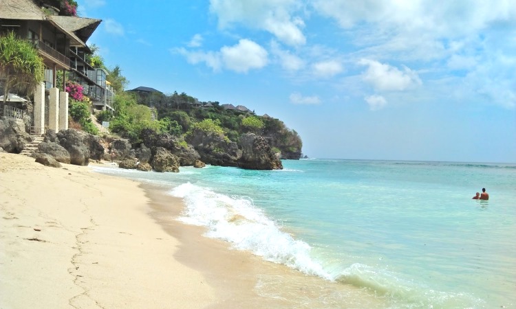 Pantai Bingin, 1. Pantai Nelayan, 2. Pantai Pererenan, 3. Pantai Canggu, 4. Echo Beach atau Pantai Batu Mijan, 5. Pantai Berawa, 6. Pantai Batu Bolong, 7. Pantai Seseh, 8. Pantai Mengening, 9. Pantai Bingin