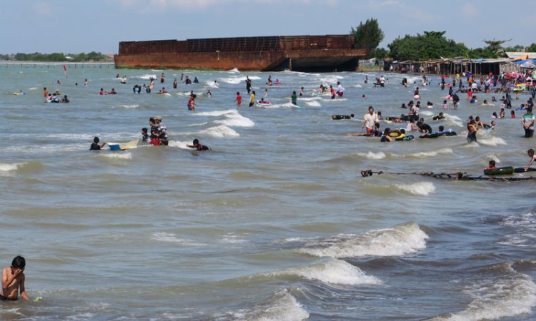 Pantai Glayem via Jabarprovgoid, 1. Pantai Pasir Putih Losari, 2. Pulau Biawak, 3. Pantai Baro Gebang, 4. Pantai Glayem, 5. Pantai Balongan, 6. Pantai Kejawanan, 7. Mangrove Kasih Sayang, 8. Pasir Putih Pangandaran, 9. TPI Bondet, 10. Pantai Mundu, 11. Pantai Tirtamaya, 12. Pantai Bandengan, 13. Pantai Citemu, 14. Cirebon Waterland, 15. Pantai Waruduwur, 16. Pantai Trungtum Tanjung Pura, 17. Pantai Cibugel, 18. Pantai Eretan Wetan, 19. Pantai PLTU Sumur Adem, 20. Pantai Lestari Karangsong