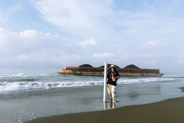 Pantai Kemiren via Sikidang, 1. Pantai Jetis, 2. Pantai Widarapayung, 3. Pantai Teluk Penyu, 4. Pantai Logending, 5. Pantai Permisan, 6. Pantai Kali Kencana, 7. Pantai Kamulyan, 8. Karang Pandan Beach, 9. Pantai Kalipat, 10. Sodong Beach, 11. Pantai Srandil, 12. Pantai Ketapang Indah, 13. Pantai Singkil Karang Pakis, 14. Pantai Kemiren