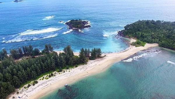 Pantai Kuala Idi, 1. Pantai Iboih, 2. Pantai Ulee Lheue, 3. Pantai Lampuuk, 4. Pantai Tapak Gajah, 5. Pantai Lhoknga, 6. Pantai Anoi Itam, 7. Pantai Lange, 8. Pantai Sumur Tiga, 9. Pantai Lanaga, 10. Pantai Lhok Mee, 11. Pantai Alue Naga, 12. Pantai Ujung Kareung, 13. Pantai Pulo Sarok, 14. Pantai Cemara Indah , 15. Pulau Rubiah, 16. Pantai Lhok Bubon, 17. Pantai Pusong Sangkalan, 18. Pantai Kuala Raja, 19. Pantai Ujong Batee, 20. Pantai Suak Ribee, 21. Pantai Batee Puteh, 22. Pantai Lancok, 23. Pantai Kuala Idi, 24. Pantai Pasir Putih Sabang, 25. Pantai Jaboi, 26. Pantai Arun Sabang, 27. Pantai Batee Dua, 28. Pantai Mata Ie Sabang