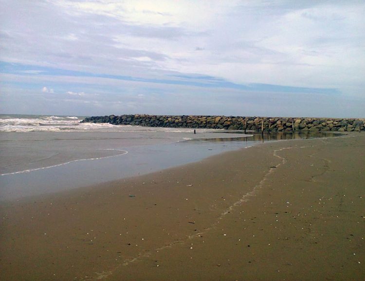 Pantai Kuala Raja, 1. Pantai Iboih, 2. Pantai Ulee Lheue, 3. Pantai Lampuuk, 4. Pantai Tapak Gajah, 5. Pantai Lhoknga, 6. Pantai Anoi Itam, 7. Pantai Lange, 8. Pantai Sumur Tiga, 9. Pantai Lanaga, 10. Pantai Lhok Mee, 11. Pantai Alue Naga, 12. Pantai Ujung Kareung, 13. Pantai Pulo Sarok, 14. Pantai Cemara Indah , 15. Pulau Rubiah, 16. Pantai Lhok Bubon, 17. Pantai Pusong Sangkalan, 18. Pantai Kuala Raja, 19. Pantai Ujong Batee, 20. Pantai Suak Ribee, 21. Pantai Batee Puteh, 22. Pantai Lancok, 23. Pantai Kuala Idi, 24. Pantai Pasir Putih Sabang, 25. Pantai Jaboi, 26. Pantai Arun Sabang, 27. Pantai Batee Dua, 28. Pantai Mata Ie Sabang