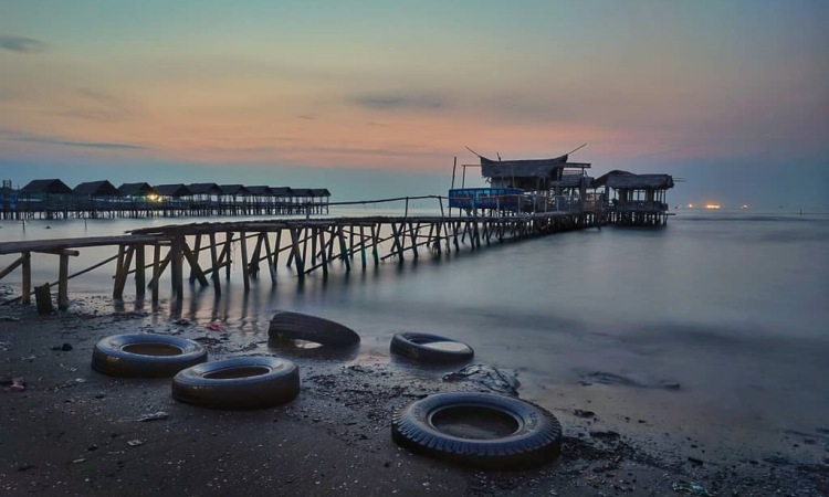 Pantai Lestari Karangsong via IG @fajarhw, 1. Pantai Pasir Putih Losari, 2. Pulau Biawak, 3. Pantai Baro Gebang, 4. Pantai Glayem, 5. Pantai Balongan, 6. Pantai Kejawanan, 7. Mangrove Kasih Sayang, 8. Pasir Putih Pangandaran, 9. TPI Bondet, 10. Pantai Mundu, 11. Pantai Tirtamaya, 12. Pantai Bandengan, 13. Pantai Citemu, 14. Cirebon Waterland, 15. Pantai Waruduwur, 16. Pantai Trungtum Tanjung Pura, 17. Pantai Cibugel, 18. Pantai Eretan Wetan, 19. Pantai PLTU Sumur Adem, 20. Pantai Lestari Karangsong