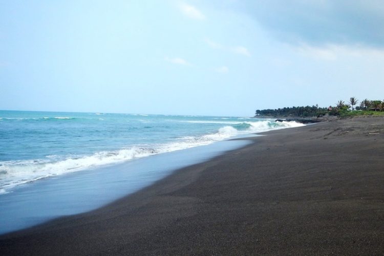 Pantai Seseh, 1. Pantai Nelayan, 2. Pantai Pererenan, 3. Pantai Canggu, 4. Echo Beach atau Pantai Batu Mijan, 5. Pantai Berawa, 6. Pantai Batu Bolong, 7. Pantai Seseh, 8. Pantai Mengening, 9. Pantai Bingin