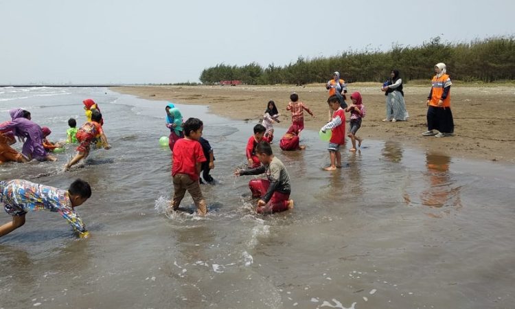 Pantai Waruduwur via Republika, 1. Pantai Pasir Putih Losari, 2. Pulau Biawak, 3. Pantai Baro Gebang, 4. Pantai Glayem, 5. Pantai Balongan, 6. Pantai Kejawanan, 7. Mangrove Kasih Sayang, 8. Pasir Putih Pangandaran, 9. TPI Bondet, 10. Pantai Mundu, 11. Pantai Tirtamaya, 12. Pantai Bandengan, 13. Pantai Citemu, 14. Cirebon Waterland, 15. Pantai Waruduwur, 16. Pantai Trungtum Tanjung Pura, 17. Pantai Cibugel, 18. Pantai Eretan Wetan, 19. Pantai PLTU Sumur Adem, 20. Pantai Lestari Karangsong