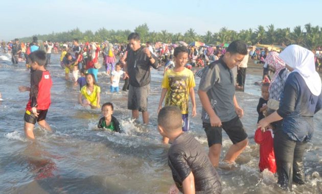 Pantai Widarapayung via Lelungan, 1. Pantai Jetis, 2. Pantai Widarapayung, 3. Pantai Teluk Penyu, 4. Pantai Logending, 5. Pantai Permisan, 6. Pantai Kali Kencana, 7. Pantai Kamulyan, 8. Karang Pandan Beach, 9. Pantai Kalipat, 10. Sodong Beach, 11. Pantai Srandil, 12. Pantai Ketapang Indah, 13. Pantai Singkil Karang Pakis, 14. Pantai Kemiren