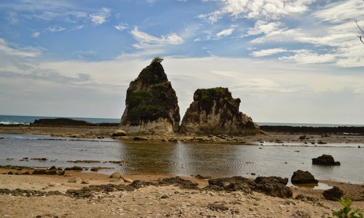 Pantai Tanjung Layar via Irhamfaridh, 1. Pantai Pulau Perak, 2. Pantai Cikaya, Pulau Karya, 3. Pantai Pasir Perawan, 4. Pantai Pulau Pramuka, 5. Pantai Pulau Tidung, 6. Pantai Karnaval Ancol, 7. Pantai Anyer, 8. Pantai Carita, 9. Pantai Tanjung Layar, 10. Pantai Marina Ancol, 11. Pantai Tanjung Lesung, 12. Pantai Tanjung Pasir, 13. Pantai Mekar, 14. Pantai Pulau Bidadari, 15. Pantai Lontar, 16. Pantai Marunda, 17. Pantai Sawarna, 18. Teluk Jakarta