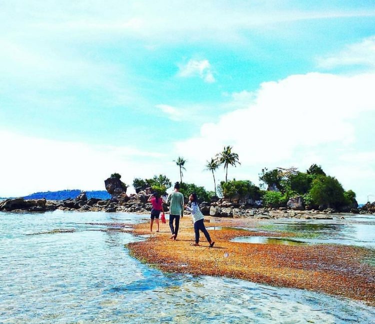 Pulau Bangke, 1. Pulau Pasir Putih Sibolga, 2. Pantai Ujung Sibolga, 3. Pulau Mursala, 4. Pantai Pandan, 5. Pulau Poncang, 6. Pantai Indah Kalangan, 7. Pulau Putri Sibolga, 8. Pulau Poncan Ketek, 9. Pulau Sarudik, 10. Pulau Bangke, 11. Pantai Pelabuhan Lama Sibolga, 12. Pantai Sibolga Kota Ikan, 13. Pulau Poncang Gadang