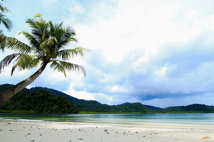 Pulau Putri Sibolga, 1. Pulau Pasir Putih Sibolga, 2. Pantai Ujung Sibolga, 3. Pulau Mursala, 4. Pantai Pandan, 5. Pulau Poncang, 6. Pantai Indah Kalangan, 7. Pulau Putri Sibolga, 8. Pulau Poncan Ketek, 9. Pulau Sarudik, 10. Pulau Bangke, 11. Pantai Pelabuhan Lama Sibolga, 12. Pantai Sibolga Kota Ikan, 13. Pulau Poncang Gadang
