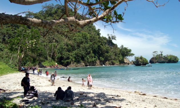 Sodong Beach, 1. Pantai Jetis, 2. Pantai Widarapayung, 3. Pantai Teluk Penyu, 4. Pantai Logending, 5. Pantai Permisan, 6. Pantai Kali Kencana, 7. Pantai Kamulyan, 8. Karang Pandan Beach, 9. Pantai Kalipat, 10. Sodong Beach, 11. Pantai Srandil, 12. Pantai Ketapang Indah, 13. Pantai Singkil Karang Pakis, 14. Pantai Kemiren