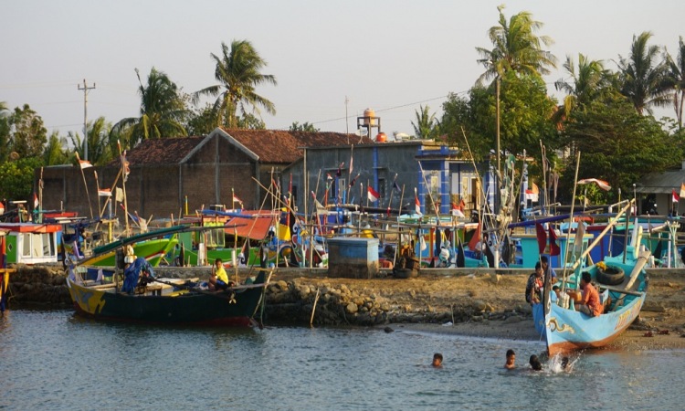 TPI Bondet via Medcom, 1. Pantai Pasir Putih Losari, 2. Pulau Biawak, 3. Pantai Baro Gebang, 4. Pantai Glayem, 5. Pantai Balongan, 6. Pantai Kejawanan, 7. Mangrove Kasih Sayang, 8. Pasir Putih Pangandaran, 9. TPI Bondet, 10. Pantai Mundu, 11. Pantai Tirtamaya, 12. Pantai Bandengan, 13. Pantai Citemu, 14. Cirebon Waterland, 15. Pantai Waruduwur, 16. Pantai Trungtum Tanjung Pura, 17. Pantai Cibugel, 18. Pantai Eretan Wetan, 19. Pantai PLTU Sumur Adem, 20. Pantai Lestari Karangsong