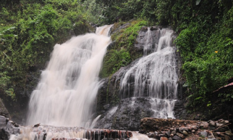 Curug Bandung via Adsradiofm, 1. Curug Cigentis, 2. Curug Bandung, 3. Curug Cilalay, 4. Curug Cikarapyak, 5. Curug Pengantin, 6. Curug Cipanundaan, 7. Green Canyon Loji, 8. Curug Peuteuy, 9. Curug Cikoleangkak, 10. Green Canyon mini di Curug Ciomas