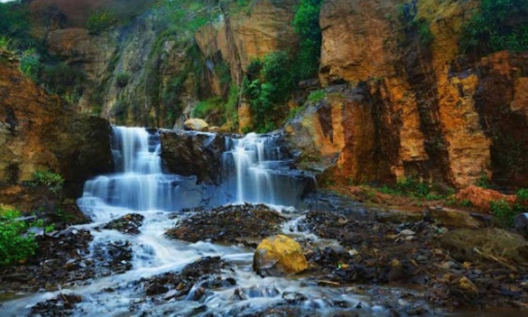 Curug Batu Templek via Satulenda, 1. Curug Malela, 2. Curug Citambur, 3. Curug Dago, 4. Curug Sawer, 5. Curug Tilu Leuwi Opat, 6. Curug Maribaya, 7. Curug Jompong, 8. Curug Penganten, 9. Curug Cilengkrang, 10. Curug Layung, 11. Curug Batu Templek, 12. Curug Cimahi, 13. Curug Bugbrug, 14. Curug Siliwangi, 15. Curug Cinulang, 16. Curug Omas, 17. Curug Lalay Bandung Barat, 18. Curug Anom Natural Hills, 19. Curug Ngebul Cisitu, 20. Curug Bellarosa, 21. Curug Cipanji