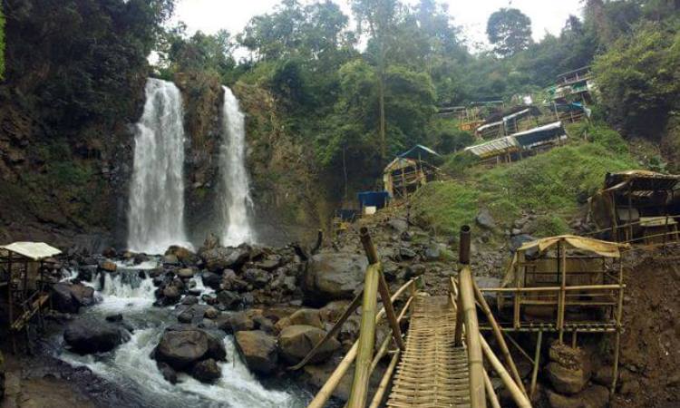 Curug Cinulang, 1. Curug Malela, 2. Curug Citambur, 3. Curug Dago, 4. Curug Sawer, 5. Curug Tilu Leuwi Opat, 6. Curug Maribaya, 7. Curug Jompong, 8. Curug Penganten, 9. Curug Cilengkrang, 10. Curug Layung, 11. Curug Batu Templek, 12. Curug Cimahi, 13. Curug Bugbrug, 14. Curug Siliwangi, 15. Curug Cinulang, 16. Curug Omas, 17. Curug Lalay Bandung Barat, 18. Curug Anom Natural Hills, 19. Curug Ngebul Cisitu, 20. Curug Bellarosa, 21. Curug Cipanji