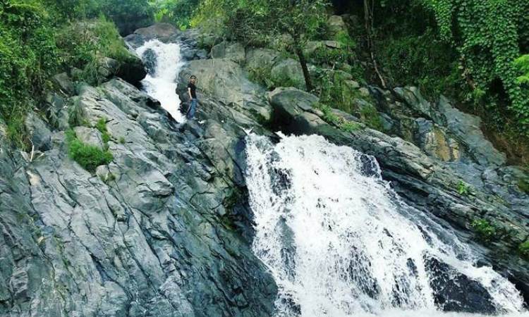 Curug Cibule, 1. Curug Cisampay, 2. Curug Aki Toto, 3. Curug Walanda, 4. Curug Kemang, 5. Curug Ngebul, 6. Curug Dengdeng, 7. Curug Ciastana, 8. Curug Cijampang, 9. Curug Kubang, 10. Curug Cibule, 11. Curug Dadali, 12. Curug Siuh, 13. Curug Citambur, 14. Curug Ciismun, 15. Curug Cibeureum, 16. Curug Cikondang, 17. Curug Cibogo, 18. Curug Pancur Desa Kemang
