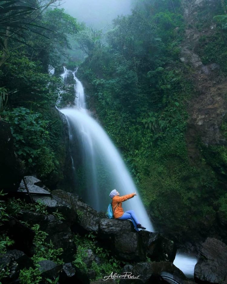 Curug Ciherang via IG @bogorkinian, 1. Curug Cipamingkis, 2. Curug Country, 3. Curug Cibeureum, 4. Curug Arca, 5. Curug Ciherang, 6. Curug Citiis, 7. Wisata Pemandian &amp; Curug Sodong, 8. Wisata Situ Rawa Gede, 9. Wisata Jonggol Garden, 10. Kampoeng Sunda Siliwangi Desa Wisata, 11. Wisata Heaven Memorial Park