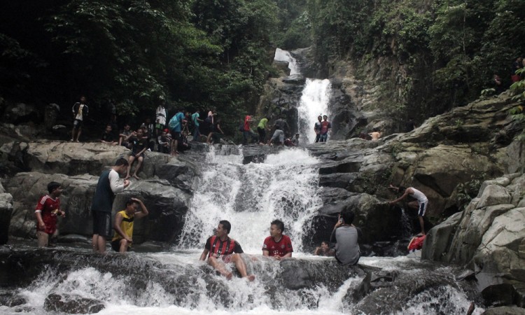 Curug Cilalay via Waterfalladventurebekasi.blogspotcom, 1. Curug Cigentis, 2. Curug Bandung, 3. Curug Cilalay, 4. Curug Cikarapyak, 5. Curug Pengantin, 6. Curug Cipanundaan, 7. Green Canyon Loji, 8. Curug Peuteuy, 9. Curug Cikoleangkak, 10. Green Canyon mini di Curug Ciomas