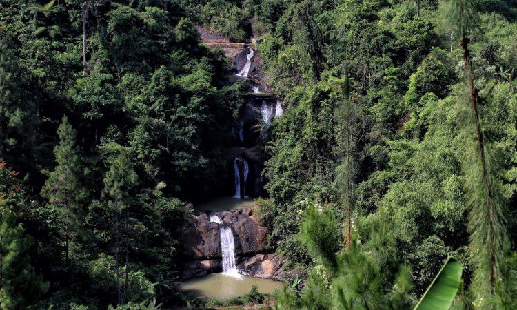 Curug Gentong, 1. Curug Sentral, 2. Curug Cibeureum, 3. Curug Cirajeg, 4. Curug Cikaso, 5. Curug Cikaret, 6. Curug Cigangsa, 7. Curug Puncak Jeruk, 8. Curug Puncak Manik, 9. Curug Sawer, 10. Curug Tengah, 11. Curug Sodong, 12. Curug Awang, 13. Curug Cimarinjung, 14. Curug Bibijilan, 15. Curug Pareang, 16. Curug Cikanteh, 17. Curug Batu Tapak, 18. Curug Gentong