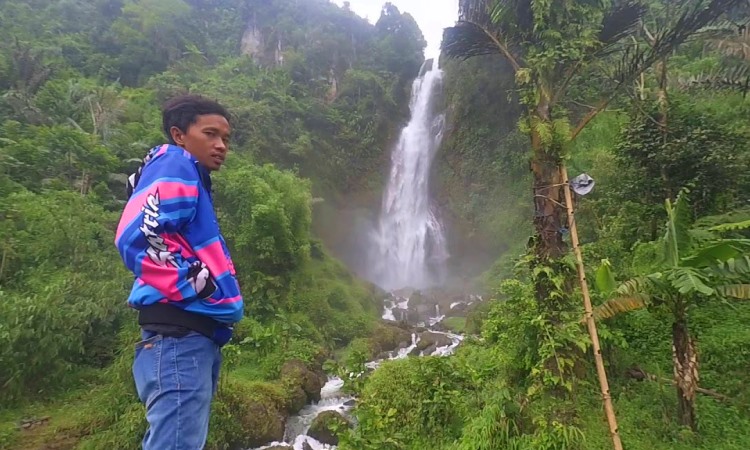 Curug Kubang via Youtube Masam 97, 1. Curug Cisampay, 2. Curug Aki Toto, 3. Curug Walanda, 4. Curug Kemang, 5. Curug Ngebul, 6. Curug Dengdeng, 7. Curug Ciastana, 8. Curug Cijampang, 9. Curug Kubang, 10. Curug Cibule, 11. Curug Dadali, 12. Curug Siuh, 13. Curug Citambur, 14. Curug Ciismun, 15. Curug Cibeureum, 16. Curug Cikondang, 17. Curug Cibogo, 18. Curug Pancur Desa Kemang