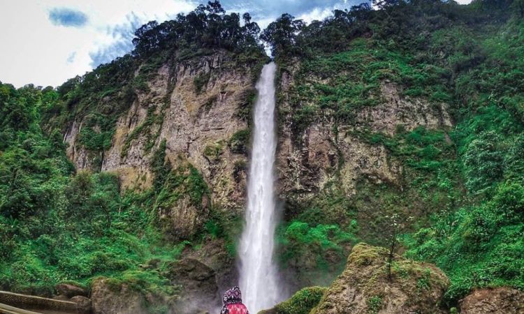 Curug Ngebul, 1. Curug Tilu Leuwi Opat, 2. Curug Panganten, 3. Curug Panyandaan, 4. Curug Cimahi, 5. Curug Leuwi Kacapi, 6. Curug Cikawari, 7. Curug Katumiri, 8. Curug Layung, 9. Curug Aseupan, 10. Curug Malela, 11. Curug Ngebul, 12. Curug Lalay, 13. Curug Bugbrug, 14. Curug Pameungpeuk, 15. Curug Sumpel, 16. Curug Anom, 17. Curug Halimun Saguling, 18. Curug Cibuluh