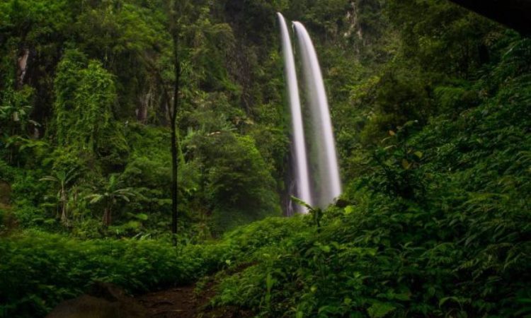 Curug Penganten, 1. Curug Malela, 2. Curug Citambur, 3. Curug Dago, 4. Curug Sawer, 5. Curug Tilu Leuwi Opat, 6. Curug Maribaya, 7. Curug Jompong, 8. Curug Penganten, 9. Curug Cilengkrang, 10. Curug Layung, 11. Curug Batu Templek, 12. Curug Cimahi, 13. Curug Bugbrug, 14. Curug Siliwangi, 15. Curug Cinulang, 16. Curug Omas, 17. Curug Lalay Bandung Barat, 18. Curug Anom Natural Hills, 19. Curug Ngebul Cisitu, 20. Curug Bellarosa, 21. Curug Cipanji