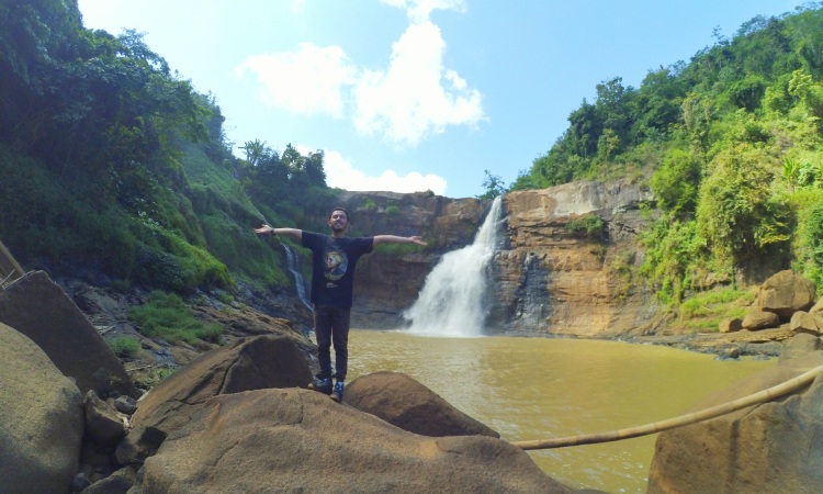 Curug-Tengah-via-Ridwanderful.jpeg, 1. Curug Sentral, 2. Curug Cibeureum, 3. Curug Cirajeg, 4. Curug Cikaso, 5. Curug Cikaret, 6. Curug Cigangsa, 7. Curug Puncak Jeruk, 8. Curug Puncak Manik, 9. Curug Sawer, 10. Curug Tengah, 11. Curug Sodong, 12. Curug Awang, 13. Curug Cimarinjung, 14. Curug Bibijilan, 15. Curug Pareang, 16. Curug Cikanteh, 17. Curug Batu Tapak, 18. Curug Gentong