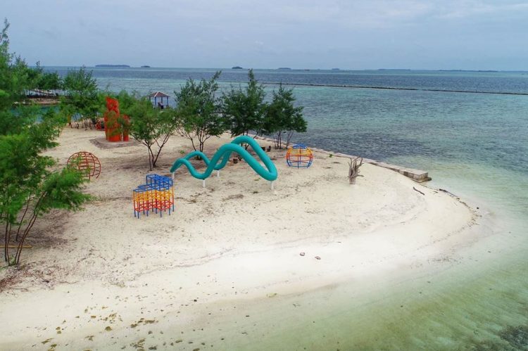 Pantai Cikaya, Pulau Karya Kepulauan Seribu, 1. Pantai Pulau Perak, 2. Pantai Cikaya, Pulau Karya, 3. Pantai Pasir Perawan, 4. Pantai Pulau Pramuka, 5. Pantai Pulau Tidung, 6. Pantai Karnaval Ancol, 7. Pantai Anyer, 8. Pantai Carita, 9. Pantai Tanjung Layar, 10. Pantai Marina Ancol, 11. Pantai Tanjung Lesung, 12. Pantai Tanjung Pasir, 13. Pantai Mekar, 14. Pantai Pulau Bidadari, 15. Pantai Lontar, 16. Pantai Marunda, 17. Pantai Sawarna, 18. Teluk Jakarta