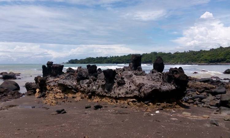 Pantai Batu Kukumbung via Berita-cidaun.blogspotcom, 1. Pantai Apra, 2. Pantai Jayanti, 3. Pelabuhan Jayanti, 4. Pantai Cigebang, 5. Pantai Karang Potong  , 6. Pantai Sereg, 7. Pantai Ciwidig, 8. Pantai Agrabinta, 9. Pantai Cipanglay, 10. Pantai Batu Kukumbung, 11. Pantai Sarongge, 12. Pantai Cieurih, 13. Pantai Sindangbarang, 14. Pantai Lugina, 15. Ciujung Beach, 16. Pantai Rancabuaya, 17. Muara Cisela, 18. Pantai Maleber