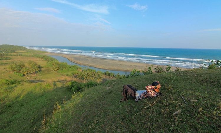 Pantai Lugina via Jurnalcianjurselatan.blogspotcom, 1. Pantai Apra, 2. Pantai Jayanti, 3. Pelabuhan Jayanti, 4. Pantai Cigebang, 5. Pantai Karang Potong  , 6. Pantai Sereg, 7. Pantai Ciwidig, 8. Pantai Agrabinta, 9. Pantai Cipanglay, 10. Pantai Batu Kukumbung, 11. Pantai Sarongge, 12. Pantai Cieurih, 13. Pantai Sindangbarang, 14. Pantai Lugina, 15. Ciujung Beach, 16. Pantai Rancabuaya, 17. Muara Cisela, 18. Pantai Maleber