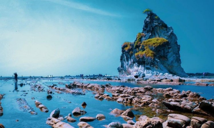 Pantai Sawarna, 1. Pantai Pulau Perak, 2. Pantai Cikaya, Pulau Karya, 3. Pantai Pasir Perawan, 4. Pantai Pulau Pramuka, 5. Pantai Pulau Tidung, 6. Pantai Karnaval Ancol, 7. Pantai Anyer, 8. Pantai Carita, 9. Pantai Tanjung Layar, 10. Pantai Marina Ancol, 11. Pantai Tanjung Lesung, 12. Pantai Tanjung Pasir, 13. Pantai Mekar, 14. Pantai Pulau Bidadari, 15. Pantai Lontar, 16. Pantai Marunda, 17. Pantai Sawarna, 18. Teluk Jakarta