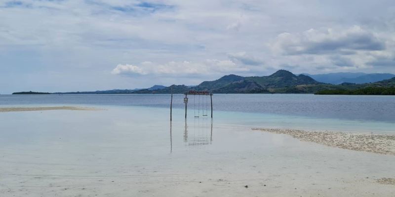 Pantai Ratu Tenilo via IG @Ciashu, 1. Pantai Mohupomba, 2. Pantai Pulau Diyonumo, 3. Pantai Pulau Cinta, 4. Pantai Langala, 5. Pantai Bolihutuo, 6. Pulau Saronde, 7. Pantai Kurenai, 8. Pantai Dunu, 9. Pantai Ratu Tenilo, 10. Pantai Mananggu, 11. Teluk Tomini, 12. Taman Laut Olele, 13. Pantai Botubarani, 14. Pantai Pasir Putih Leato, 14. Pantai Tangga 2000, 15. Pantai Indah Boalemo