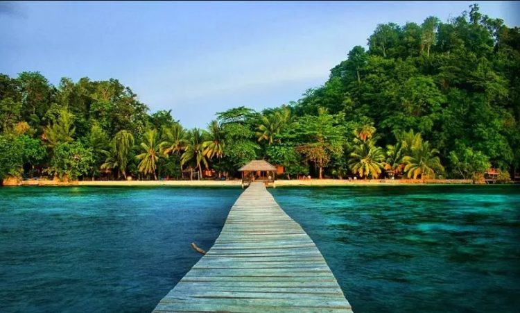 Teluk Tomini, 1. Pantai Mohupomba, 2. Pantai Pulau Diyonumo, 3. Pantai Pulau Cinta, 4. Pantai Langala, 5. Pantai Bolihutuo, 6. Pulau Saronde, 7. Pantai Kurenai, 8. Pantai Dunu, 9. Pantai Ratu Tenilo, 10. Pantai Mananggu, 11. Teluk Tomini, 12. Taman Laut Olele, 13. Pantai Botubarani, 14. Pantai Pasir Putih Leato, 14. Pantai Tangga 2000, 15. Pantai Indah Boalemo