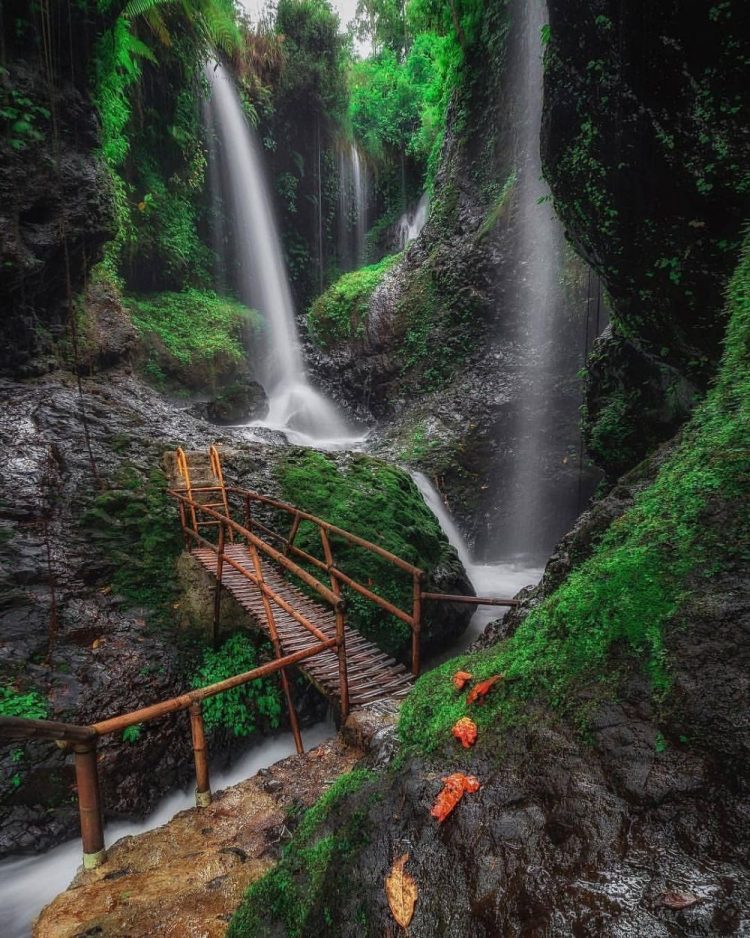 Curug Aseupan via IG @explorebandungbarat, 1. Curug Tilu Leuwi Opat, 2. Curug Panganten, 3. Curug Panyandaan, 4. Curug Cimahi, 5. Curug Leuwi Kacapi, 6. Curug Cikawari, 7. Curug Katumiri, 8. Curug Layung, 9. Curug Aseupan, 10. Curug Malela, 11. Curug Ngebul, 12. Curug Lalay, 13. Curug Bugbrug, 14. Curug Pameungpeuk, 15. Curug Sumpel, 16. Curug Anom, 17. Curug Halimun Saguling, 18. Curug Cibuluh