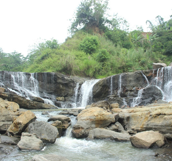Curug Buhud  Foto by Dwinda Pratama, 1. Curug Sabuk, 2. Curug Cigorobog, 3. Curug Ciputrawangi, 4. Curug Cinulang, 5. Curug Cibayawak, 6. Curug Buhud , 7. Curug Cipongkor, 8. Curug Cipadayungan, 9. Curug Kencana, 10. Curug Ciwalur, 11. Curug Cihonje, 12. Curug Cigarugak