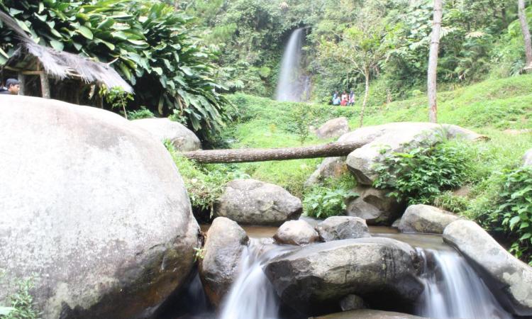 Curug Cihanyawar via Twitter @Infogarut, 1. Curug Nyogong, 2. Curug Ciharus, 3. Curug Jaga Pati, 4. Curug Cisarua, 5. Curug Arjuna, 6. Curug Cibadak, 7. Curug Sanghyang Taraje, 8. Curug Dengdeng, 9. Curug Cikanay, 10. Curug Salawe, 11. Curug Orok, 12. Curug Rahong, 13. Curug Luhur, 14. Curug Ngaleng, 15. Curug Cihanyawar, 16. Curug Cibitung, 17. Curug Mala, 18. Curug Cibuni Racun, 19. Curug Ermat, 20. Curug Koncrang