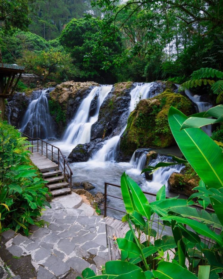 Curug Cikawari via IG @explorebandungbarat, 1. Curug Tilu Leuwi Opat, 2. Curug Panganten, 3. Curug Panyandaan, 4. Curug Cimahi, 5. Curug Leuwi Kacapi, 6. Curug Cikawari, 7. Curug Katumiri, 8. Curug Layung, 9. Curug Aseupan, 10. Curug Malela, 11. Curug Ngebul, 12. Curug Lalay, 13. Curug Bugbrug, 14. Curug Pameungpeuk, 15. Curug Sumpel, 16. Curug Anom, 17. Curug Halimun Saguling, 18. Curug Cibuluh