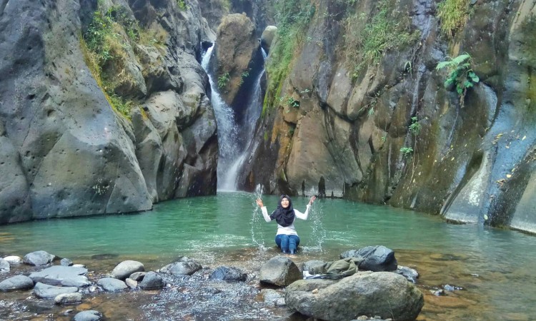 Curug Rahong, 1. Curug Nyogong, 2. Curug Ciharus, 3. Curug Jaga Pati, 4. Curug Cisarua, 5. Curug Arjuna, 6. Curug Cibadak, 7. Curug Sanghyang Taraje, 8. Curug Dengdeng, 9. Curug Cikanay, 10. Curug Salawe, 11. Curug Orok, 12. Curug Rahong, 13. Curug Luhur, 14. Curug Ngaleng, 15. Curug Cihanyawar, 16. Curug Cibitung, 17. Curug Mala, 18. Curug Cibuni Racun, 19. Curug Ermat, 20. Curug Koncrang