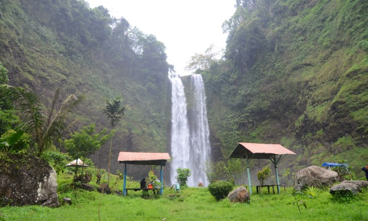Curug Sanghyang Taraje, 1. Curug Nyogong, 2. Curug Ciharus, 3. Curug Jaga Pati, 4. Curug Cisarua, 5. Curug Arjuna, 6. Curug Cibadak, 7. Curug Sanghyang Taraje, 8. Curug Dengdeng, 9. Curug Cikanay, 10. Curug Salawe, 11. Curug Orok, 12. Curug Rahong, 13. Curug Luhur, 14. Curug Ngaleng, 15. Curug Cihanyawar, 16. Curug Cibitung, 17. Curug Mala, 18. Curug Cibuni Racun, 19. Curug Ermat, 20. Curug Koncrang