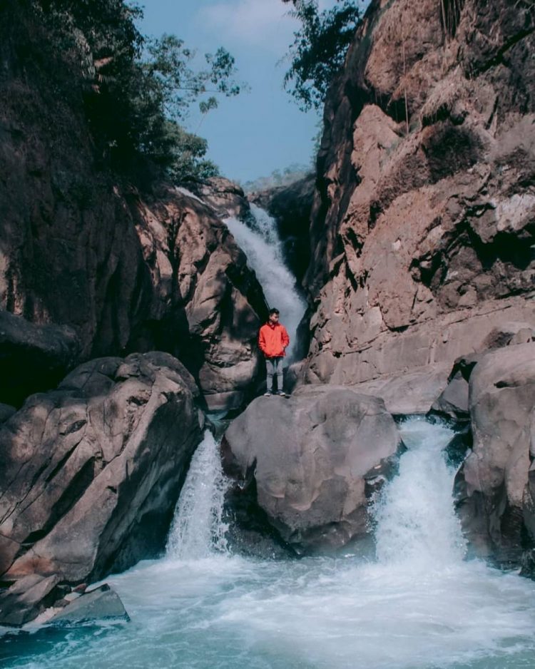 Curug Sumpel via IG @explorebandungbarat, 1. Curug Tilu Leuwi Opat, 2. Curug Panganten, 3. Curug Panyandaan, 4. Curug Cimahi, 5. Curug Leuwi Kacapi, 6. Curug Cikawari, 7. Curug Katumiri, 8. Curug Layung, 9. Curug Aseupan, 10. Curug Malela, 11. Curug Ngebul, 12. Curug Lalay, 13. Curug Bugbrug, 14. Curug Pameungpeuk, 15. Curug Sumpel, 16. Curug Anom, 17. Curug Halimun Saguling, 18. Curug Cibuluh